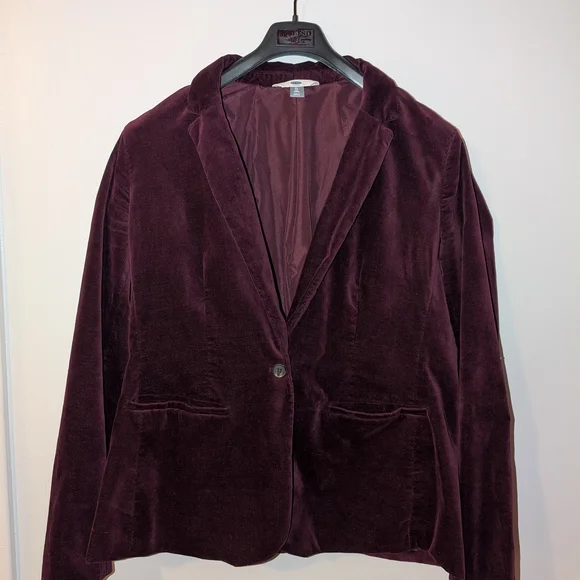 Women's Velvet Jacket in Rich Burgundy - Picture 2 of 6